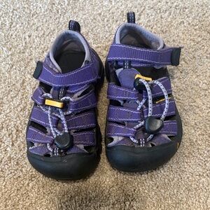 !! 3/$15 !! 
Keens Newport heli waterproof closed toe water shoes hiking sandals